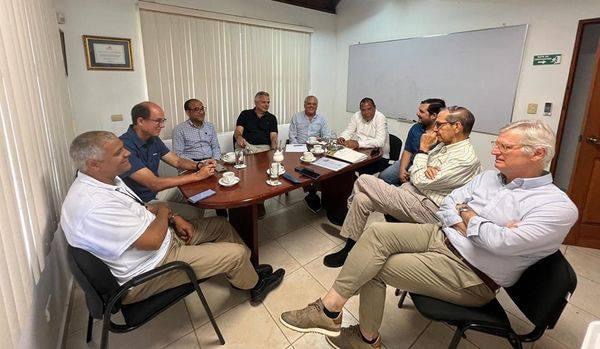 DIRECTIVOS DE LA ASOCIACION DE HOTELES DE PLAYA DORADA Y EL ALCALDE DEL MUNICIPIO SAN FELIPE PRODUCEN ENCUENTRO