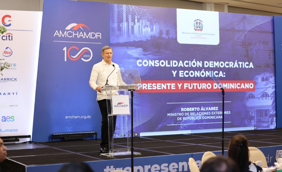 Roberto Álvarez destaca en almuerzo de AMCHAMDR el crecimiento económico y el fortalecimiento de la democracia del país