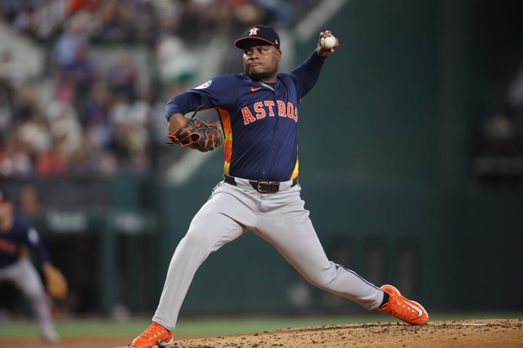 Framber Valdez pierde juego sin hit con dos outs en la novena y Astros vencen a Rangers